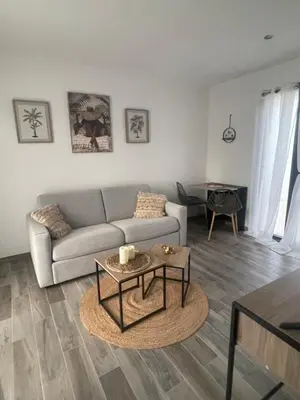 Coin salon dans l'établissement Studio proche La Rochelle
