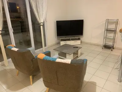Télévision ou salle de divertissement dans l'établissement Joli appartement