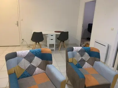 Coin salon dans l'établissement Joli appartement