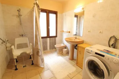 Salle de bains dans l'établissement Gite de caractère accessible handicapés