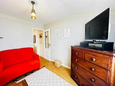 Télévision ou salle de divertissement dans l'établissement Maison de Vacances au Cœur de Fouras, 5 Pers, Jardin, Proche Plage - FR-1-709-100