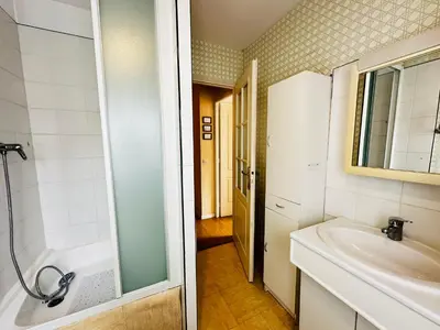 Salle de bains dans l'établissement Maison de Vacances au Cœur de Fouras, 5 Pers, Jardin, Proche Plage - FR-1-709-100