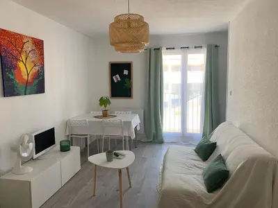 Télévision ou salle de divertissement dans l'établissement Studio vert idéalement situé gare cœur de ville et accès direct bus futuroscope