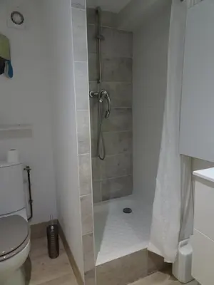 Salle de bains dans l'établissement Le jardin de Brigitte