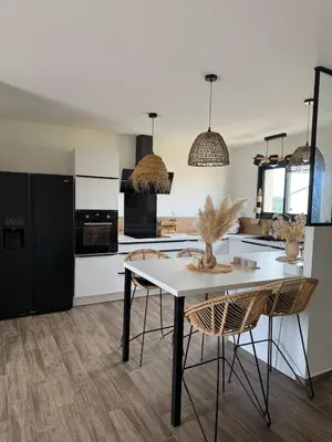 Cuisine ou kitchenette dans l'établissement Maison neuve