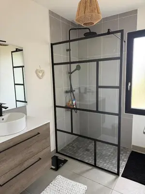 Salle de bains dans l'établissement Maison neuve