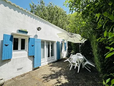 Jardin de l'établissement Maisonnette cosy à Fouras, proche plage et centre, 2 pers - FR-1-709-88