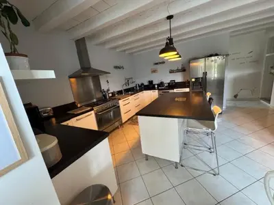Cuisine ou kitchenette dans l'établissement Domaine Ericarclem