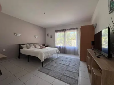 Télévision ou salle de divertissement dans l'établissement AppartHotel le Nid Marin