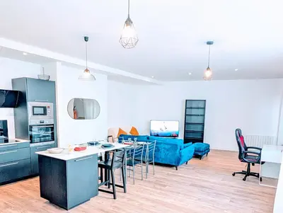 Cuisine ou kitchenette dans l'établissement Le Porchaire - Appart 2ch - Elégant Spacieux et Calme au centre ville de Poitiers - Futuroscope à 20 min