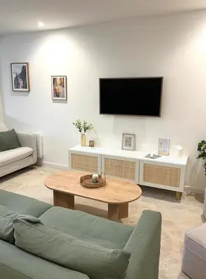Télévision ou salle de divertissement dans l'établissement Serenity Appart', Les Clés de l'Espoir, proche Poitiers
