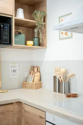 Cuisine ou kitchenette dans l'établissement Serenity Appart', Les Clés de l'Espoir, proche Poitiers