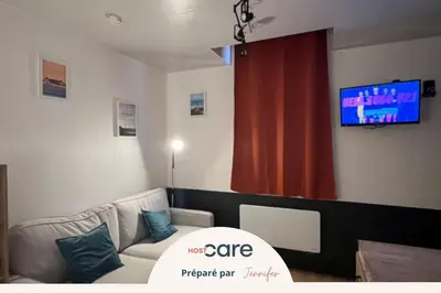 Télévision ou salle de divertissement dans l'établissement L’Hermione – centre et cures thermales