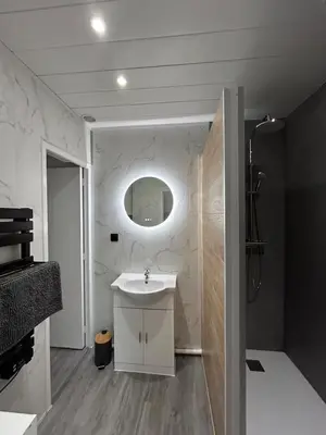 Salle de bains dans l'établissement L’Hermione – centre et cures thermales