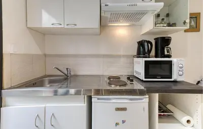 Cuisine ou kitchenette dans l'établissement Appartement Proche Plage