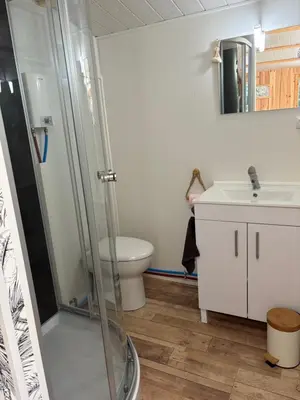 Salle de bains dans l'établissement Chalet La Savane