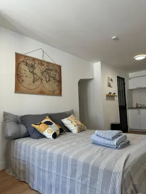 Un ou plusieurs lits dans un hébergement de l'établissement Logement 7 parking gratuit