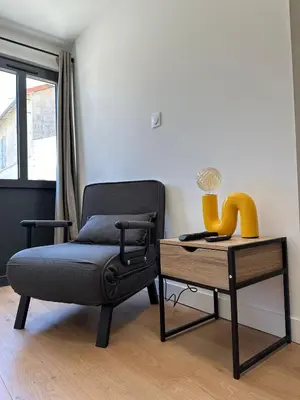 Coin salon dans l'établissement Logement 7 parking gratuit