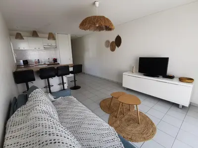 Télévision ou salle de divertissement dans l'établissement T1 bord de mer