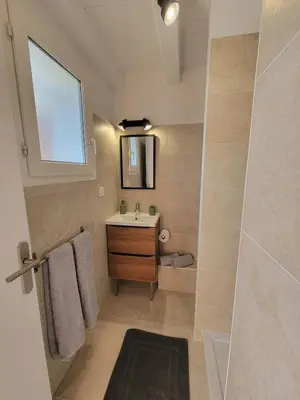 Salle de bains dans l'établissement Appartement T2 rénové avec parking et box vélo à La Rochelle, quartier Les Minimes