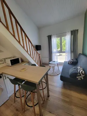 Télévision ou salle de divertissement dans l'établissement Appartement T2 rénové avec parking et box vélo à La Rochelle, quartier Les Minimes