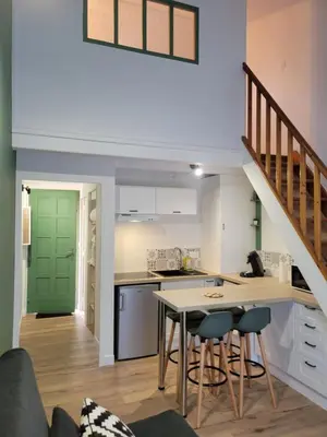 Cuisine ou kitchenette dans l'établissement Appartement T2 rénové avec parking et box vélo à La Rochelle, quartier Les Minimes