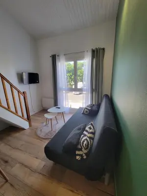 Télévision ou salle de divertissement dans l'établissement Appartement T2 rénové avec parking et box vélo à La Rochelle, quartier Les Minimes