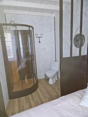Salle de bains dans l'établissement Romantic Cognac Studio