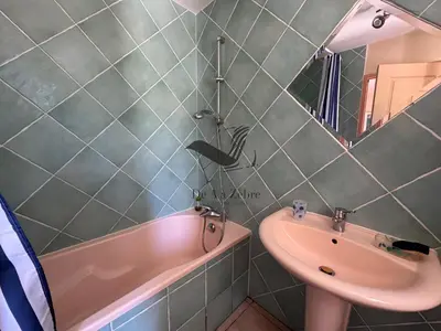 Salle de bains dans l'établissement L'Amandiers en Fleurs - Située à deux minutes des plages