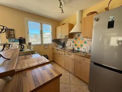 Cuisine ou kitchenette dans l'établissement L'Amandiers en Fleurs - Située à deux minutes des plages