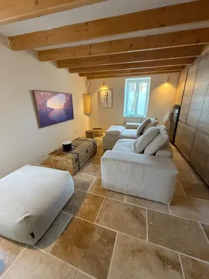Coin salon dans l'établissement Cocon avec jacuzzi
