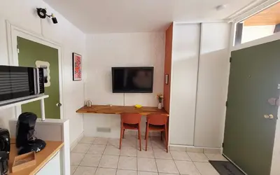 Télévision ou salle de divertissement dans l'établissement Le Studio 362 Proche Futuroscope et Arena 1 à 2 Pers