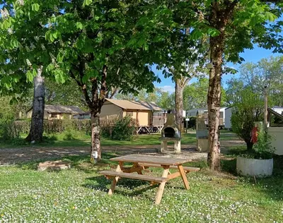 Jardin de l'établissement camping ile aux loisirs