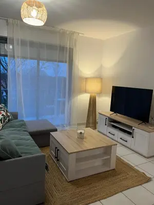 Télévision ou salle de divertissement dans l'établissement T2 balcon et parking à 10 min du centre