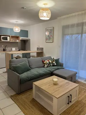 Cuisine ou kitchenette dans l'établissement T2 balcon et parking à 10 min du centre