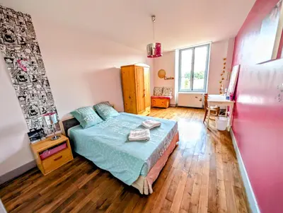 Un ou plusieurs lits dans un hébergement de l'établissement Maison Galice à Lusignan village médiéval - Base loisir gratuite- 30 min Futuroscope
