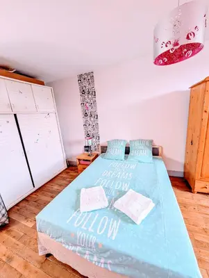Un ou plusieurs lits dans un hébergement de l'établissement Maison Galice à Lusignan village médiéval - Base loisir gratuite- 30 min Futuroscope