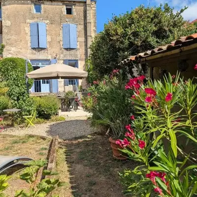 Maison Galice à Lusignan village médiéval - Base loisir gratuite- 30 min Futuroscope