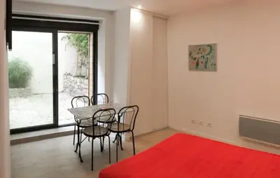Un ou plusieurs lits dans un hébergement de l'établissement Lovely Apartment In La Rochelle With Wifi