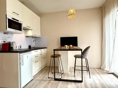 Cuisine ou kitchenette dans l'établissement Fleur de Lys - Élégance & sérénité en centre-ville
