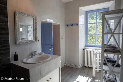 Salle de bains dans l'établissement Logis de La Roulière