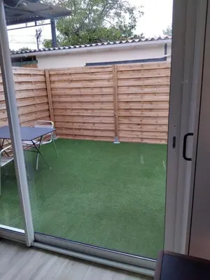 Terrasse ou espace extérieur de l'établissement Loc'Issime ! Clim - PK privé gratuit