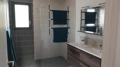 Salle de bains dans l'établissement Maison récente pour vacances en Charente-Maritime