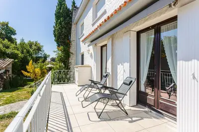 Balcon ou terrasse dans l'établissement Les Arènes - Grande maison familiale rénovée, 6 à 12 personnes , Vue sur les Arènes, Garage véhicule électrique, Parking Gratuit