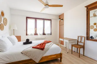 Un ou plusieurs lits dans un hébergement de l'établissement Les Arènes - Grande maison familiale rénovée, 6 à 12 personnes , Vue sur les Arènes, Garage véhicule électrique, Parking Gratuit
