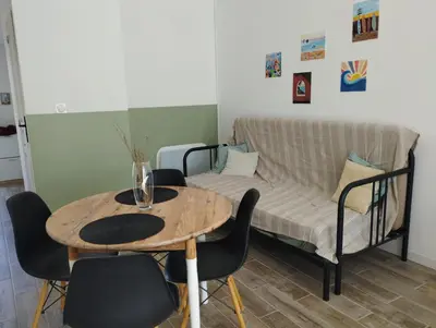 Coin salon dans l'établissement Studio cosy près de La Rochelle