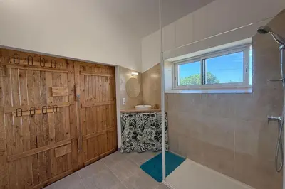 Salle de bains dans l'établissement La Maison de Porcher