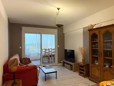 Télévision ou salle de divertissement dans l'établissement ღ La Perle Marine - Vue sur le lac avec parking