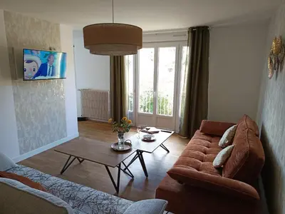Télévision ou salle de divertissement dans l'établissement Grand appartement 80 m2 centre ville lumineux