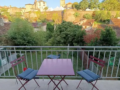 Balcon ou terrasse dans l'établissement Grand appartement 80 m2 centre ville lumineux